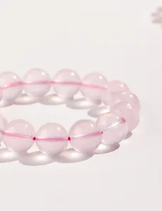 Vue rapprochée détaillée de perles de cristal rose translucide sur ce bracelet