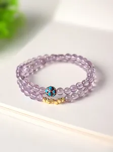 Primer plano de una elegante pulsera de dos hilos con cuentas de amatista púrpura natural
