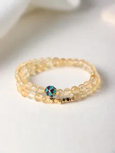 Primer plano de pulsera de doble capa de citrino amarillo natural con detalles dorados