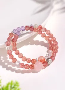 Detail eines zweilagigen 925 Silberperlenarmbandes mit natürlichen rosa Kristallsteinen