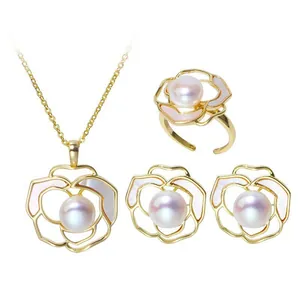 Elegante set di gioielli a forma di camelia in oro con perle d'acqua dolce e madreperla
