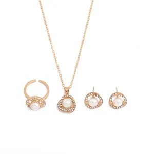 Vista dettagliata di elegante set di gioielli in oro con perle e micro-pavé