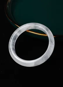 Primo piano della trama naturale di un bracciale rigido in cristallo fantasma bianco puro.