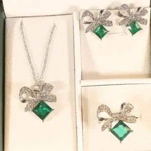 Set di gioielli con fiocco verde e cristalli smeraldo in scatola