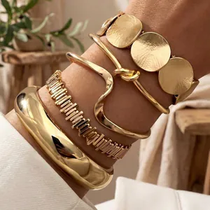 Elegante set di bracciali dorati multistrato per donna, con texture dettagliata