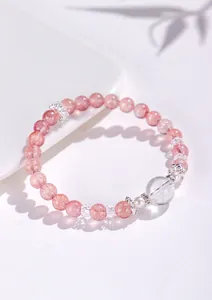 Detailansicht eines Armbands aus Erdbeerquarz mit Perlen und klarem Bergkristall