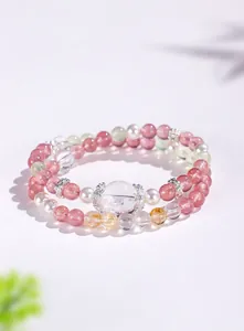 Makro-Detail des doppellagigen Armbands aus Erdbeerquarz und Perlen mit Silberakzenten.