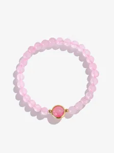 Close-up van een natuurlijke rozenkwarts kralenarmband met goudomrande roze middensteen