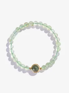 Gedetailleerde weergave van lichtgroene prehniet kralenarmband met goudkleurige bedelsteen.