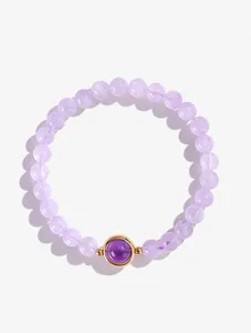 Gedetailleerde macro-weergave van een lavendel amethist armband met paarse steen