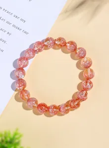 Detailaufnahme eines rosa Feuerwerk-Super-Seven-Kristallarmbands mit Glitzerperlen