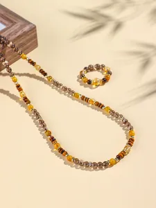 Nahaufnahme einer Halskette und eines Rings aus natürlichem Tigerauge und Citrin-Perlen.