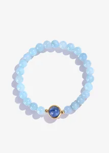 Luxe aquamarijn kralenarmband met centrale kyanietsteen in goudkleurige zetting.