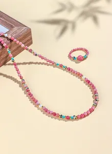 Detail von Halskette und Ring Set aus natürlichem Rhodochrosit und Süßwasserperlen.