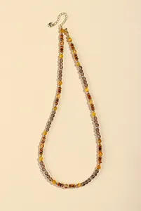 Elegante Perlenkette aus Tigerauge und Rauchquarz mit goldfarbener Verlängerungskette.