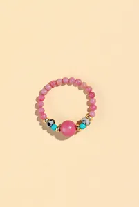 Handgefertigter Ring aus rosa Rhodonit-Perlen mit dekorativen Akzenten.