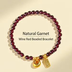 Élégant bracelet en perles de grenat rouge vin naturel orné de breloques dorées