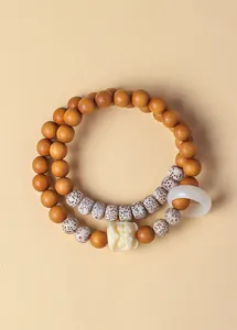 Gedetailleerd overzicht van groene sandelhouten armband met Bodhi-zaden en gesneden leeuwenbedel