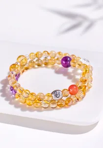 Detailansicht eines Edelstein-Perlenarmbands aus Citrin und Amethyst mit Löwe-Zodiac-Anhänger