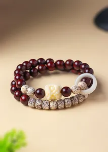 Detailopname van een dubbele armband met sandelhout kralen en bodhizaden van dichtbij.
