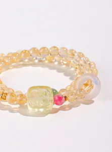 Détail en gros plan d'un bracelet à perles en citrine et agate blanche pour femmes