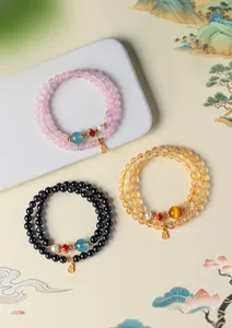 Vue détaillée de bracelets en perles de cristal naturel et gourde en argent 925 en 3 couleurs