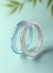 Close-up van de elegante ijzige textuur van blauwe en witte kattenoogsteen armbanden