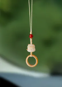 Vue détaillée d'un pendentif chat porte-bonheur fait main avec perle en agate rouge