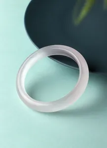 Gedetailleerde macro-opname van een doorschijnende witte maanlicht kattenoog armband