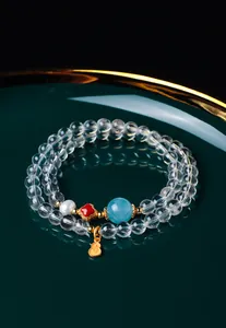 Gros plan d'un bracelet en perles de cristal double couche avec pendentif calebasse