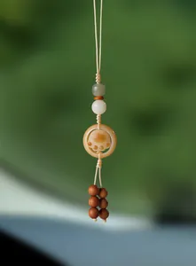 Charmant pendentif patte de chat en Bodhi avec perles de jade et glands en bois.