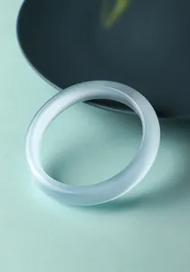 Elegant detailoverzicht van een doorschijnende lichtblauwe kattenoogsteen armband