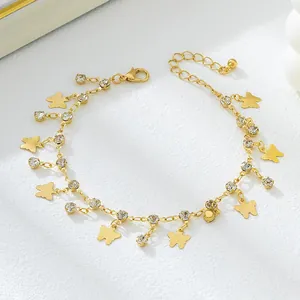 Close-up van een delicate vergulde vlinderarmband met sprankelende strasstenen bedeltjes