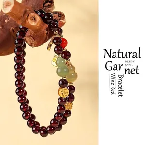 Bracelet artisanal en grenat naturel avec pendentif en jade néphrite et breloques dorées