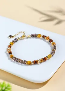 Detailansicht des natürlichen Tigerauge- und Rauchquarz-Perlenarmband für Damen