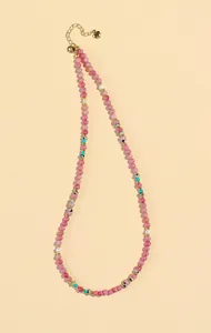 Detailansicht der Perlenkette aus natürlichem Rhodonit und Perlen mit Herzanhänger.