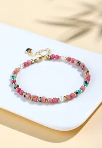 Handgefertigtes Perlenarmband mit Natur-Rhodonit, Süßwasserperlen und goldfarbenen Details