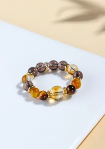 Detailansicht des Perlenrings aus natürlichem Tigerauge und Citrin mit goldenen Akzenten