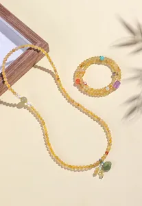Detalle del conjunto de collar y pulsera de cuarzo rutilado con detalles de amatista