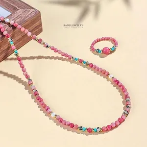 Handgefertigtes Schmuckset aus Rhodonit und Süßwasserperlen mit Halskette und Ring