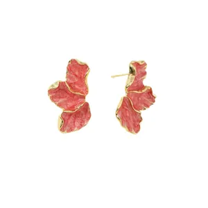 Eleganti orecchini a petalo rosa con bordo dorato e finitura in smalto.