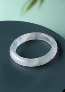 Primo piano di un braccialetto in cristallo fantasma bianco naturale con trama ghiacciata.