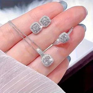 Elegante set di gioielli di lusso in argento con collana, anello e orecchini a lobo