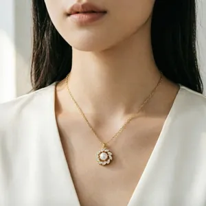 Elegante collana con pendente a fiore d'oro e perla centrale su una modella asiatica