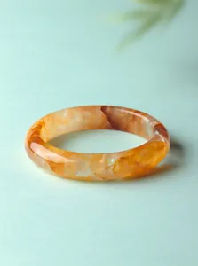 Dettaglio ravvicinato di un bracciale in cristallo fantasma giallo naturale traslucido