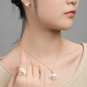Primo piano dettagliato di una modella con set di gioielli a camelia con perle e oro