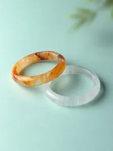 Primo piano di bracciali in cristallo fantasma bianco e cristallo fantasma fiore giallo