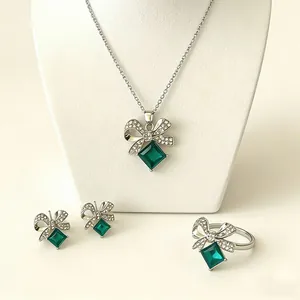Elegante set di gioielli con collana, orecchini e anello con fiocco verde smeraldo.