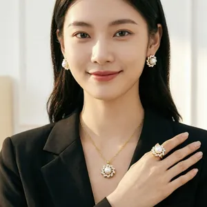 Elegante set gioielli fiore di perla con collana orecchini e anello modella