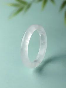 Dettaglio di un bracciale rigido in cristallo di quarzo fantasma bianco traslucido